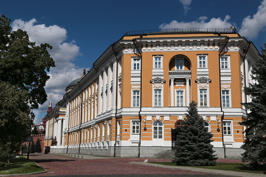 Moscou.
Le palais du sÃ©nat.
Depuis 1991, il abrite le bureau du prÃ©sident russe. Mais on n'a pas vu Vladimir...