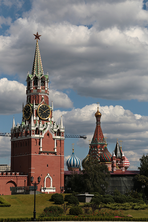 Moscou.
Une des tours du mur de l'enceinte du Kremlin avec la basilique en arriÃ¨re plan.