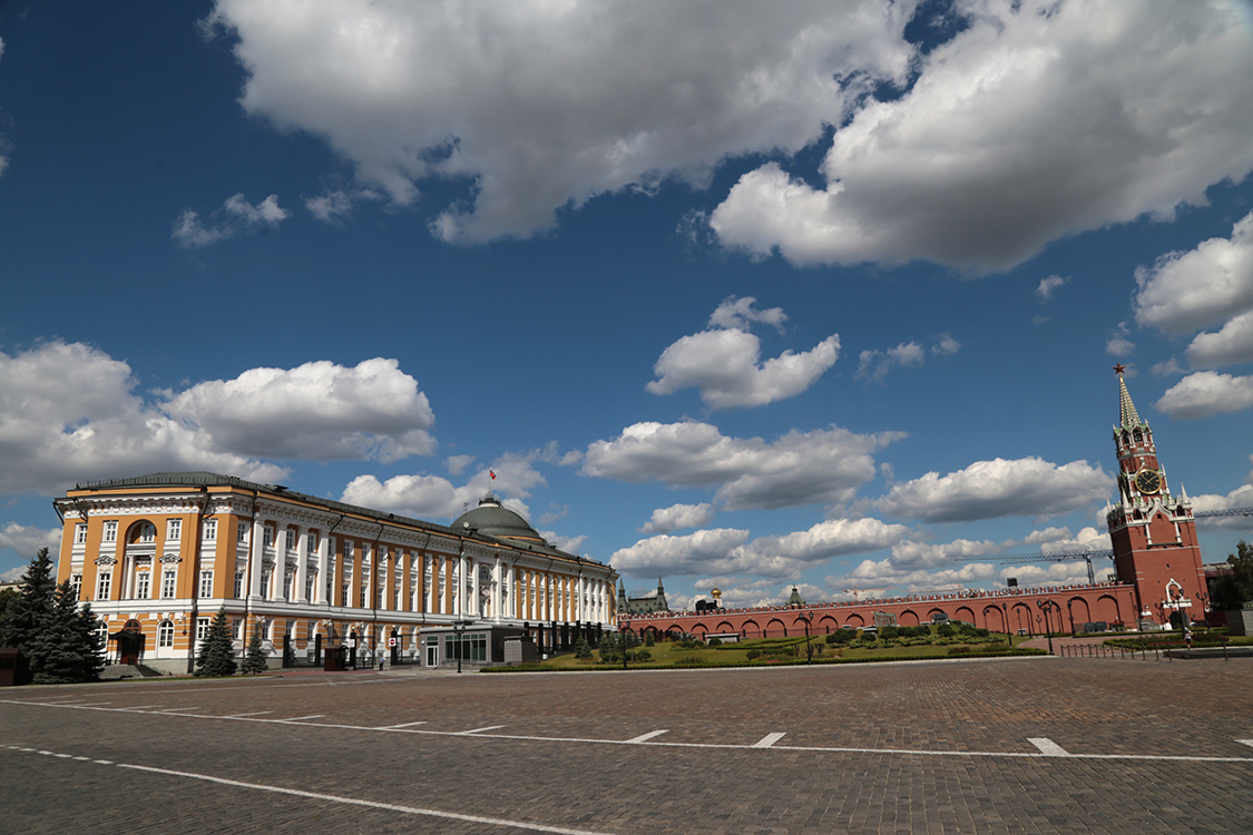 Moscou.
Une cour du Kremlin, avec le sÃ©nat.