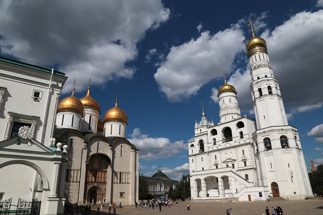 Moscou.
Clocher d'Ivan le grand et cathÃ©drale de la Dormition (Ã  gauche).
C'est la premiÃ¨re Ã©glise en pierre de Moscou et c'est ici que les tsars se faisaient couronner et s'y mariaient.