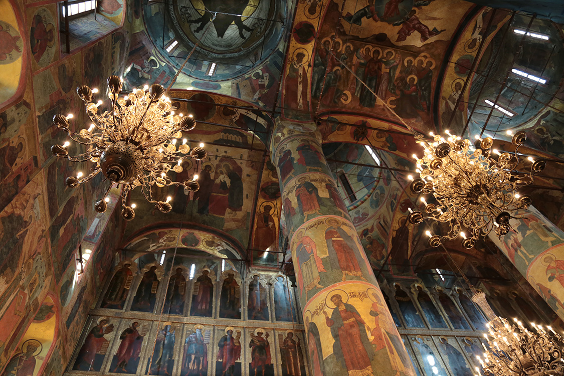 Moscou.
Et nous voici au sein de la cathÃ©drale de la Dormition (l'Ã©quivalent orthodoxe de l'Assomption chez les catholiques).
C'est ici qu'Ivan le terrible fut sacrÃ© empereur, et Ã©galement ici que commenÃ§a la dynastie des Romanov de 1613 Ã  1917 (la famille impÃ©riale fut assassinÃ©e en 1918 sur les ordres de LÃ©nine).