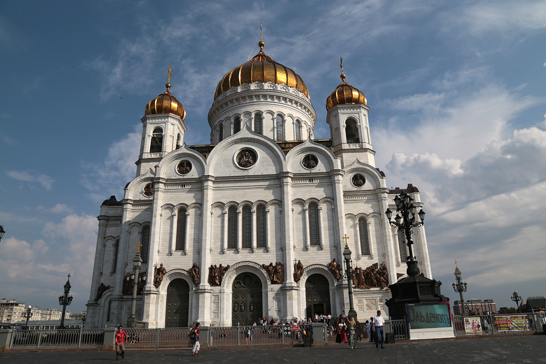 Moscou.
La cathÃ©drale du Christ-Sauveur de Moscou a une sacrÃ©e histoire !
Elle fut construite entre 1839 et 1883 en mÃ©moire de la victoire de la Russie sur l'armÃ©e de NapolÃ©on. Bon, faudrait arrÃªter avec cette dÃ©faite ! On a quand-mÃªme gagnÃ© la coupe du monde !
Mais ce qui est Ã©tonnant, c'est que Staline l'a fait dynamitÃ©e en 1931 pour construire un palais des Soviets... qui n'a jamais vu le jour.
Du coup, en 1958, ils construisent sur ce lieu la plus grande piscine Ã  ciel ouvert du monde.
Puis, en 1994, Boris Eltsine fait dÃ©monter la piscine pour reconstruire  la cathÃ©drale qui a Ã©tÃ© consacrÃ©e en aoÃ»t 2000 !