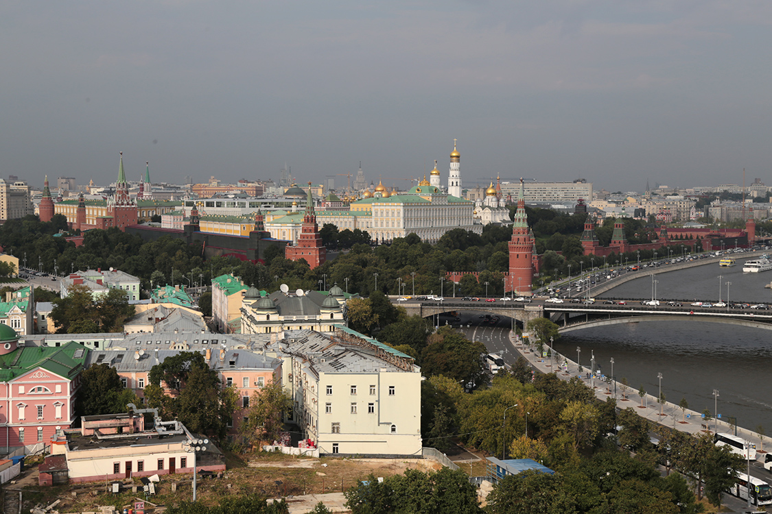 Moscou.
Vue du Kremlin depuis la terrasse de la cathÃ©drale du Christ-Sauveur.
Pour ceux qui ont lâ€™Å“il, on peut voir le dÃ´me du SÃ©nat, le clocher d'Ivan le grand et mÃªme un petit bout de la CathÃ©drale Saint-Basile-le-Bienheureux.
On se rend compte Ã©galement de la taille du Kremlin avec son enceinte qui longe la Moskova.