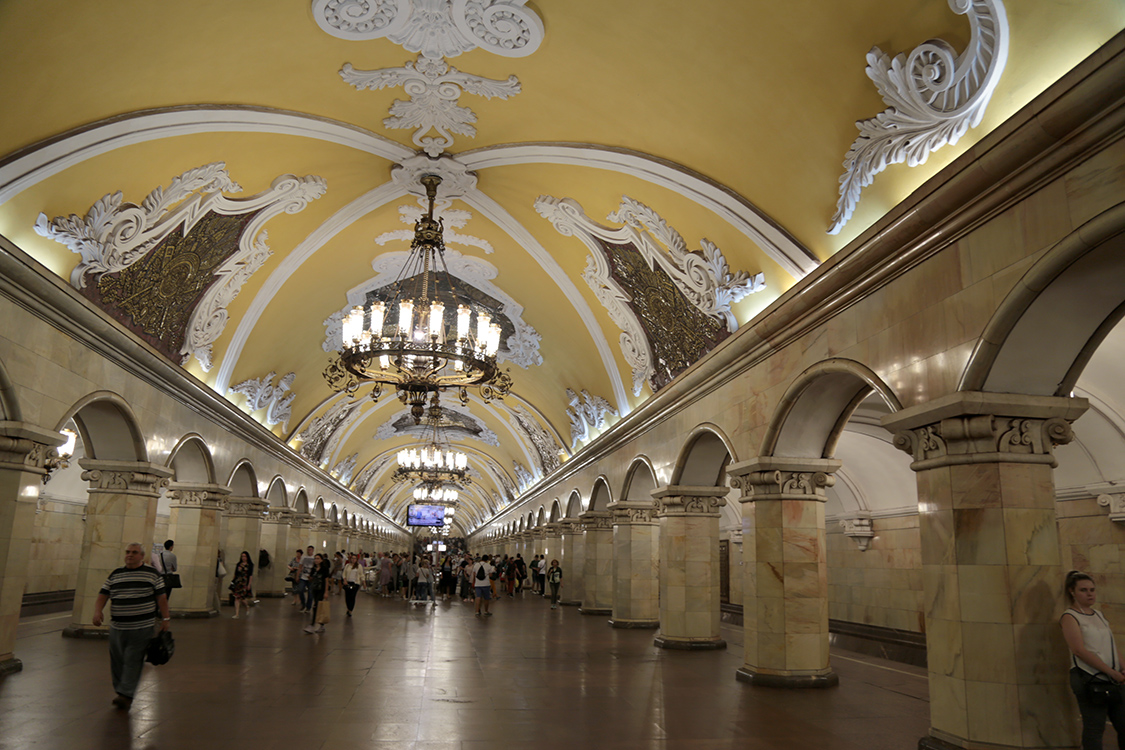 Moscou.
Le mÃ©tro est ici une attraction notable de la ville. Chaque station est richement dÃ©corÃ©e.
Celle-ci, la station KomsomolskaÃ¯a, reprÃ©sente l'apothÃ©ose du style impÃ©rial stalinien avec des lustres en bronze, des arcades de marbre et des mosaÃ¯ques.