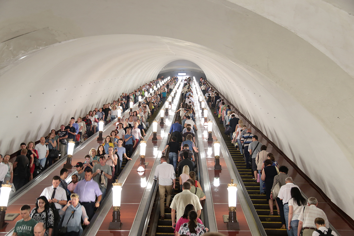 Moscou.
Le mÃ©tro est impressionnant !
Il fait parti des mÃ©tros les plus frÃ©quentÃ©s au monde (avec plus de 6 millions de voyageurs par jour), mais pour autant on attend trÃ¨s peu les trÃ¨s longues rames qui se succÃ¨dent toutes les 2 minutes.