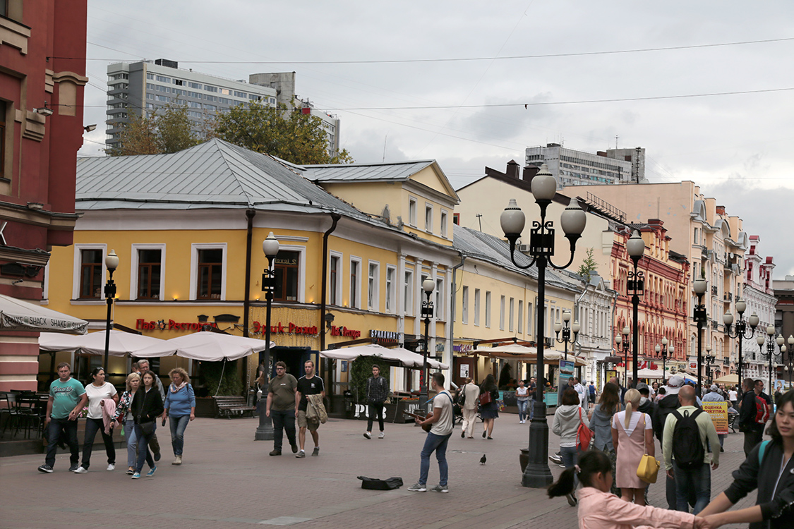 Moscou.
La rue Arbat, une des plus vieilles rue de Moscou.
C'est une rue piÃ©tonne touristique relativement animÃ©.