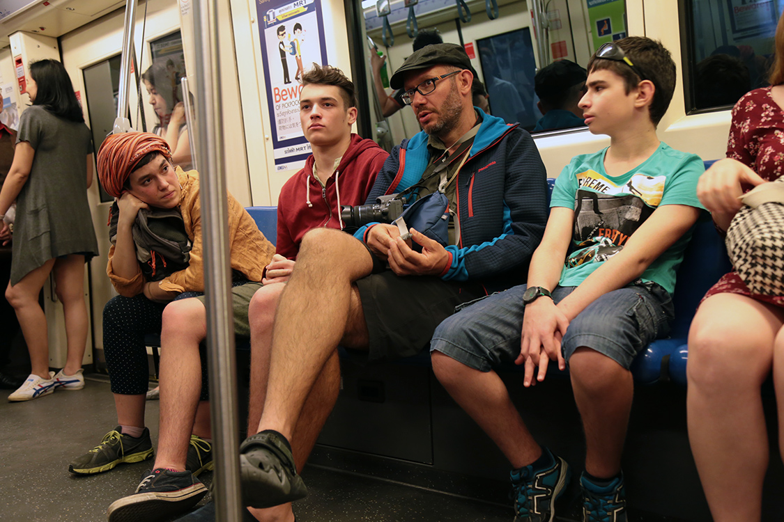 Bangkok.
Retrouvailles... dans le mÃ©tro.
Tous un peu fatiguÃ©s par le voyage...