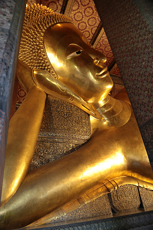 Bangkok. Temple Wat Pho.
Et le Bouddha couchÃ© n'a pas bougÃ© ! Toujours aussi majestueux !