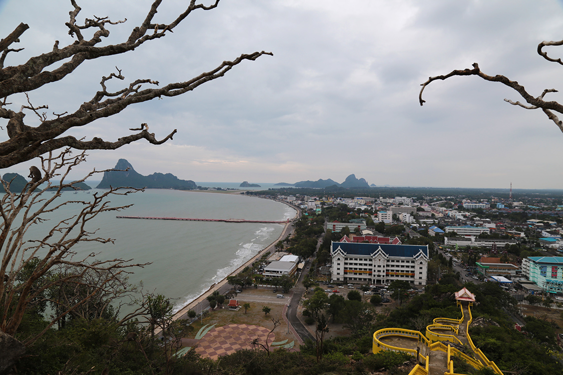 Prachuap Khiri Khan.
Vue depuis le temple Khao Chong Krachok sur la baie de Prachuap.