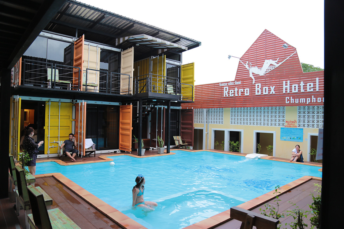 Chumphon.
Le Retro Box Hotel avec sa piscine et ses chambres container. L'endroit est trÃ¨s sympa et trÃ¨s Ã©tonnant !