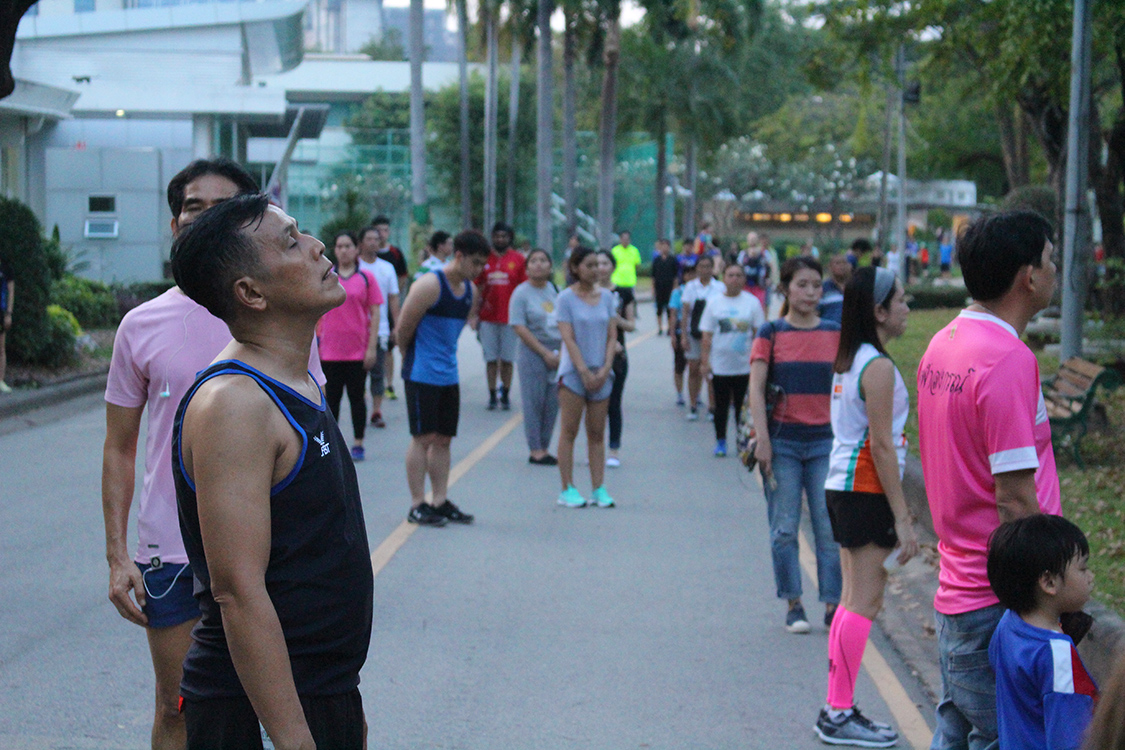 Bangkok.
Parc Lumpini.
A 18h est diffusÃ© l'hymne national. Tout le monde s'arrÃªte, sportifs et promeneurs ! C'est assez Ã©tonnant...